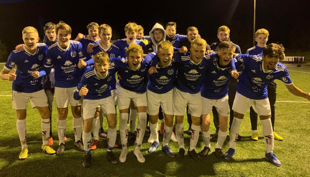 Lagbilde Surnadal G19 etter 8-0-seieren over Averøykameratene i nest siste serierunde. Lagbilde Surnadal G19 etter 8-0-seieren over Averøykameratene i nest siste serierunde.