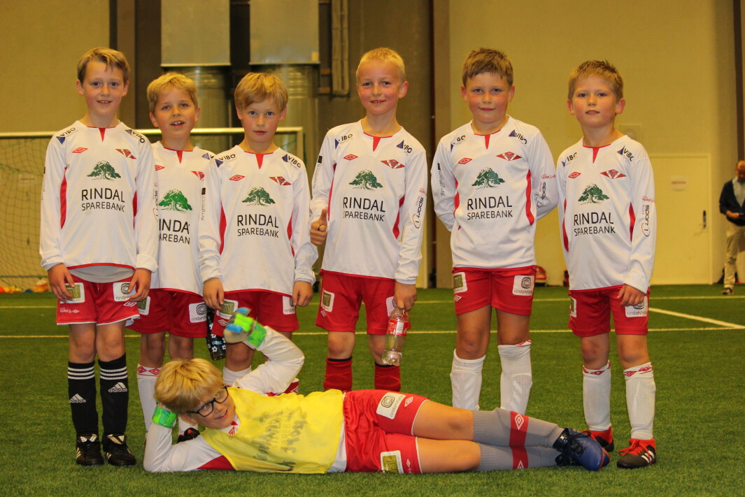Rindal IL G8 2020: Trond Alan Moeykens, Jostein Gravvold Fiske, Tobias Talgø, Olai Bolme Bjørnbeth, Lucas Solberg-Røen, Olai Børset Rist og liggende keeper Marius Gulla Løfaldli. Rindal IL G8 2020: Trond Alan Moeykens, Jostein Gravvold Fiske, Tobias Talgø, Olai Bolme Bjørnbeth, Lucas Solberg-Røen, Olai Børset Rist og liggende keeper Marius Gulla Løfaldli.