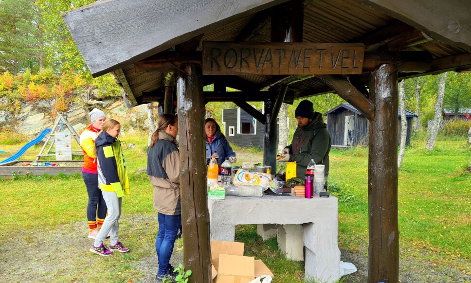 Nils Ivar Grøset, ledar i Rindal Utmarklag, serverte pølser med brød