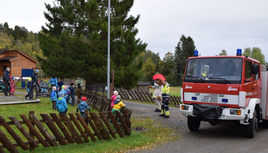 Barna har gledet seg til å få besøk av Bjørnis og brannbilen. Barna har gledet seg til å få besøk av Bjørnis og brannbilen.
