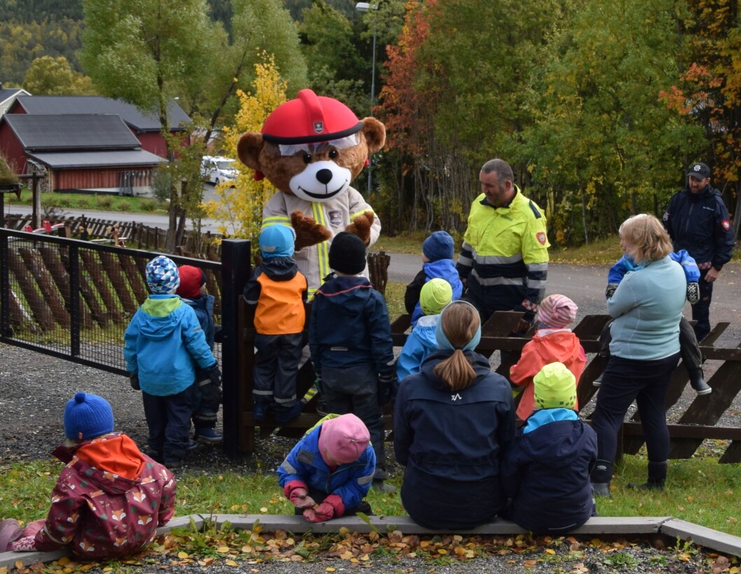 Hvor mange fingre har Bjørnis? - Ikke like mange som de andre. Hvor mange fingre har Bjørnis? - Ikke like mange som de andre.