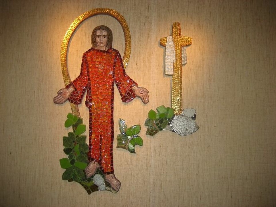 Mosaikk på en vegg. Jesus og Korset