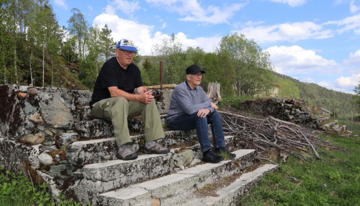 Arnfinn Negaard og Jon Lilleløkken tilbake på branntomta etter 68 år. Minnene etter denne brannen sitter godt i hukommelsen. Det var en sterk opplevelse for en 10-åring og sjå at husa til folk brant opp forteller Arnfinn Negaard Arnfinn Negaard og Jon Lilleløkken tilbake på branntomta etter 68 år. Minnene etter denne brannen sitter godt i hukommelsen. Det var en sterk opplevelse for en 10-åring og sjå at husa til folk brant opp forteller Arnfinn Negaard