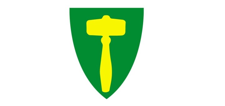 Oppstart av gravearbeid ved Sjukeheimsvegen/ Idrettsgata Rindal kommunes kommunevåpen. En gul ordførerklubbe på grønn bunn.