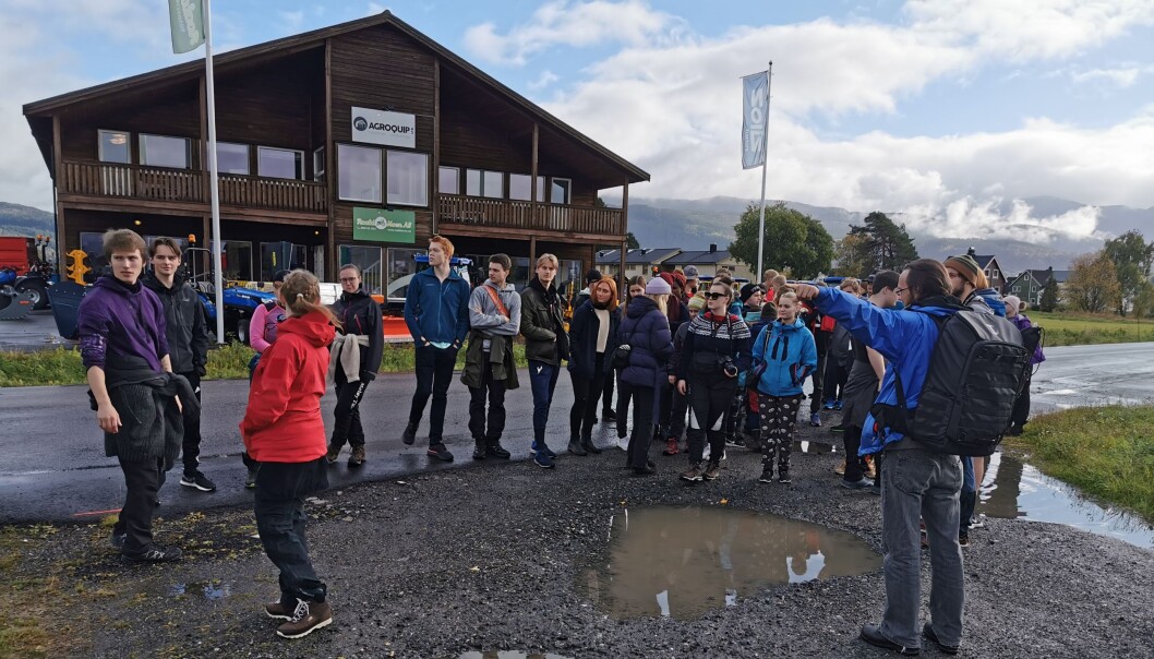 Rundt 80 elever var klare for strandrydding i Røtet fredag Rundt 80 elever var klare for strandrydding i Røtet fredag
