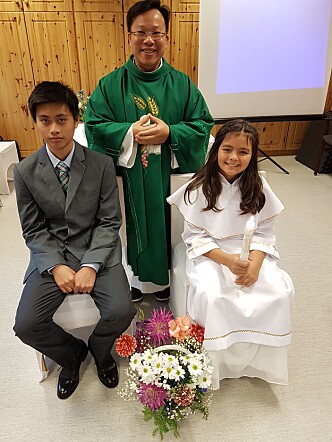 Konfirmant Myke og 1.communiant Mona med Fader Dominic Konfirmant Myke og 1.communiant Mona med Fader Dominic