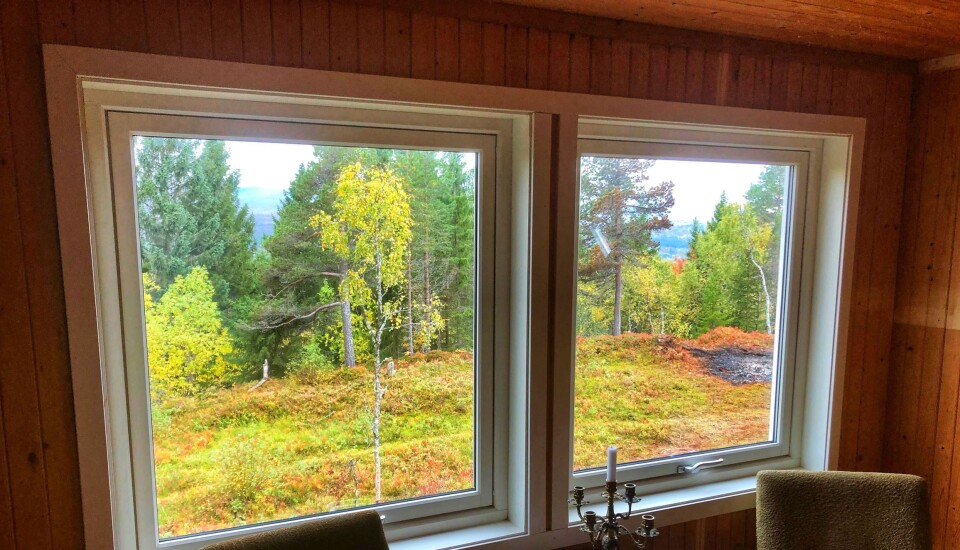 Nye vindu er satt inn i Haraldhøtta mot sør, og gir utsikt til Trollheimen.