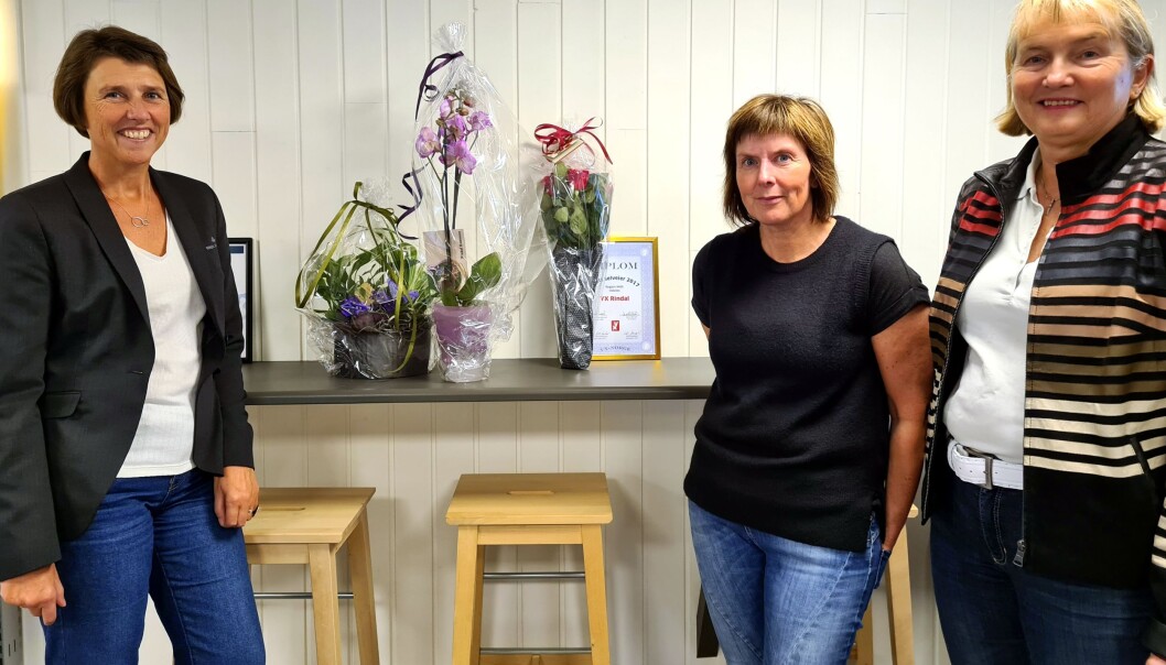 Blomsterpiker frå Rindal Sparebank, Alf Kvam og Rindal kommune Blomsterpiker frå Rindal Sparebank, Alf Kvam og Rindal kommune
