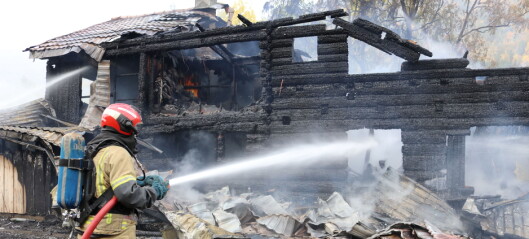 Hus i Todalen nedbrent - brannmannskapet og sivile reddet nabohuset