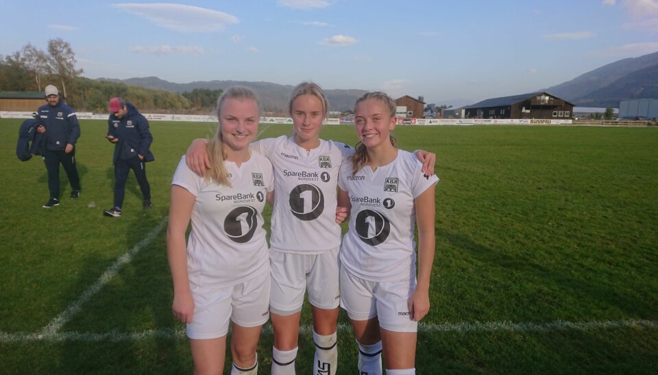De tidligere Surnadal-spillerne Andrea Eide Naustbakk, Mia Settemsdal og Mari Aasbø Kvande, som nå spiller for KBK, hadde grunn til å smile etter 5-4-seier borte på Syltøran.