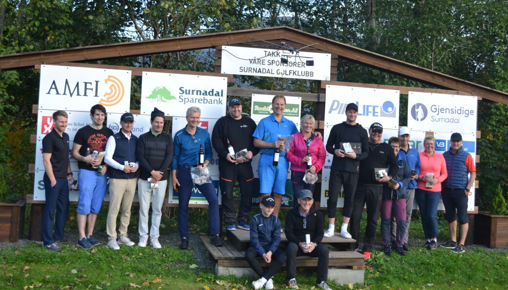 Her er alle de 8 beste (og premierte) lagene samlet på «seierspallen» etter årets Hjortescramble. Fra venstre Brynjar Blakstad (nr 8), Tor Helge Taagvold (nr 8 / longest drive hull 6 tee 39), Lars Nes (nr 4), Rune Nikolaisen (nr 4), Geir Garte (nr 2), Arnstein Hilstad Garte (nr 2), Allan Troelsen (nr 1), Brit Røsand (nr 1), Andreas Rødsand (nr 3), Trond Kr. Grødal (nr 2 / nearest the pin), Maja Bjørnaas (nr 6), Jørn Einar Bjørnaas (nr 6), Heid Snekvik (nr 7), Magnus Snekvik (nr 7), og foran Marius Kvande (nr 5 / longest drive hull 6 tee 33) og Terje Kvande (nr 5). Her er alle de 8 beste (og premierte) lagene samlet på «seierspallen» etter årets Hjortescramble. Fra venstre Brynjar Blakstad (nr 8), Tor Helge Taagvold (nr 8 / longest drive hull 6 tee 39), Lars Nes (nr 4), Rune Nikolaisen (nr 4), Geir Garte (nr 2), Arnstein Hilstad Garte (nr 2), Allan Troelsen (nr 1), Brit Røsand (nr 1), Andreas Rødsand (nr 3), Trond Kr. Grødal (nr 2 / nearest the pin), Maja Bjørnaas (nr 6), Jørn Einar Bjørnaas (nr 6), Heid Snekvik (nr 7), Magnus Snekvik (nr 7), og foran Marius Kvande (nr 5 / longest drive hull 6 tee 33) og Terje Kvande (nr 5).