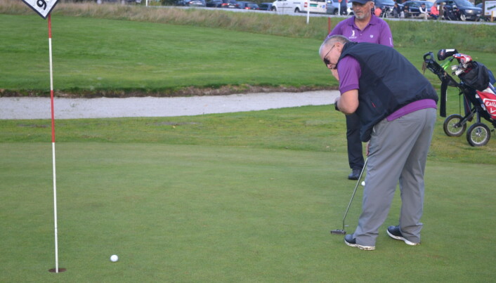 Oddvar Væge følger med på at Arthur Melling putter Oddvar Væge følger med på at Arthur Melling putter