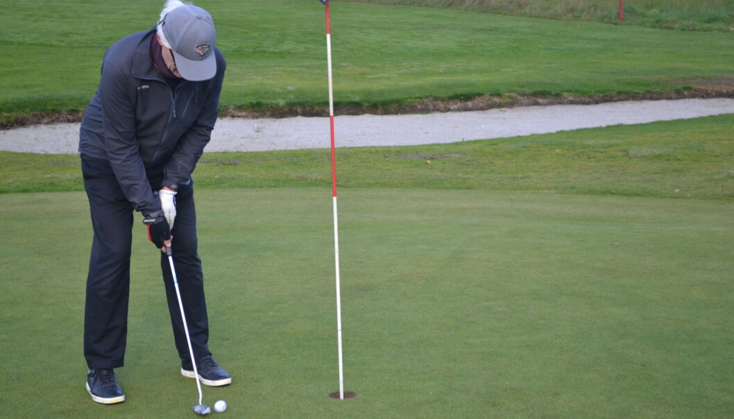 Helge Wiig putter på hull 9 Helge Wiig putter på hull 9