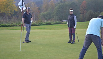Jørn Einar og Maja Bjørnaas følger med, mens Jan Terje Foss putter Jørn Einar og Maja Bjørnaas følger med, mens Jan Terje Foss putter