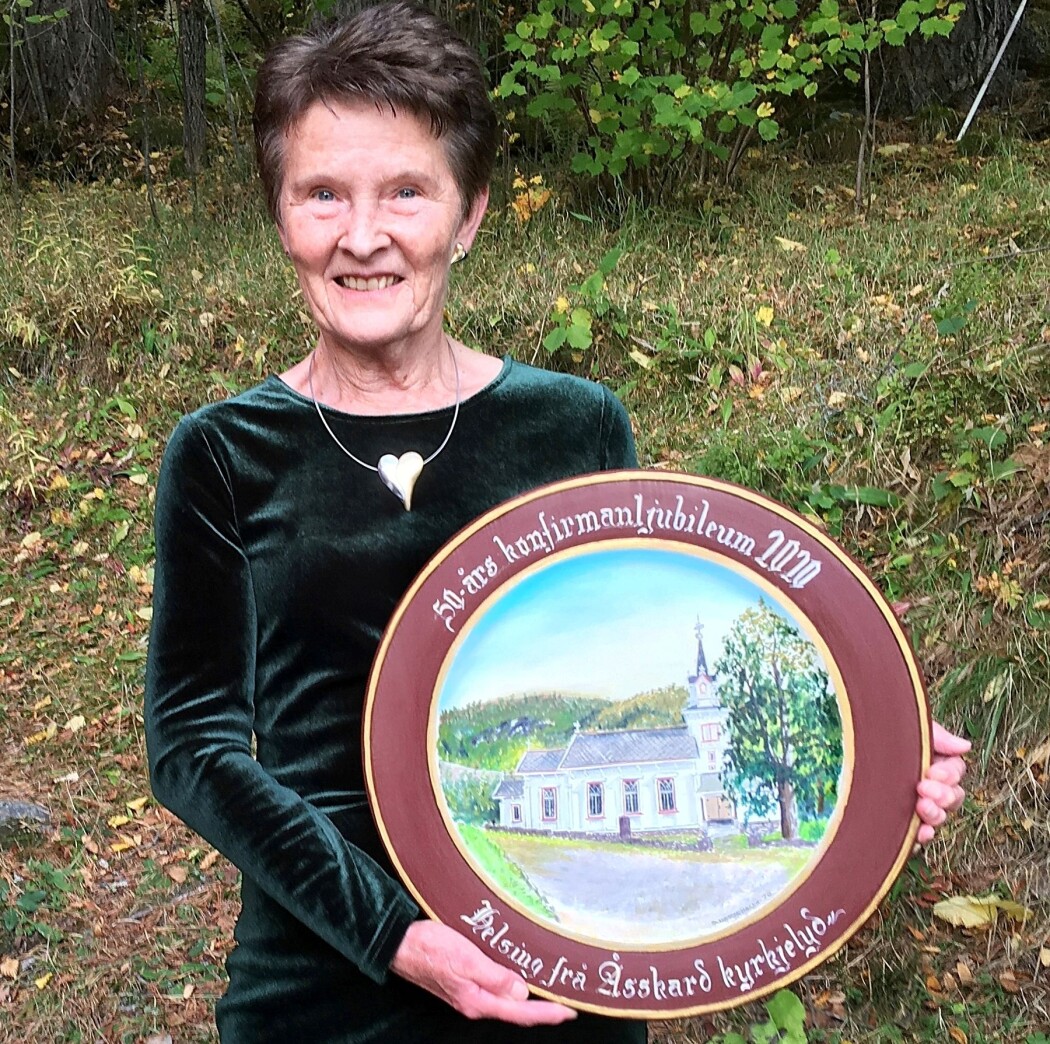 Lykkeleg vinnar av kyrkjefatet, måla av Sigrun Hesjehagen, var Ann Grete Gravvold. Lykkeleg vinnar av kyrkjefatet, måla av Sigrun Hesjehagen, var Ann Grete Gravvold.