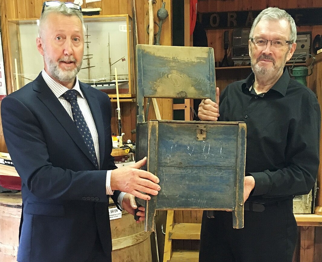 Som «takk for dagen» donerte Magnar Sigbjørn denne kistestolen etter husmann og Holstein-soldat i 1763, Via («Vida») Jonson, til sjøbruksmuseet. Leiar Bernt Bøe tok imot klenodiet. Som «takk for dagen» donerte Magnar Sigbjørn denne kistestolen etter husmann og Holstein-soldat i 1763, Via («Vida») Jonson, til sjøbruksmuseet. Leiar Bernt Bøe tok imot klenodiet.