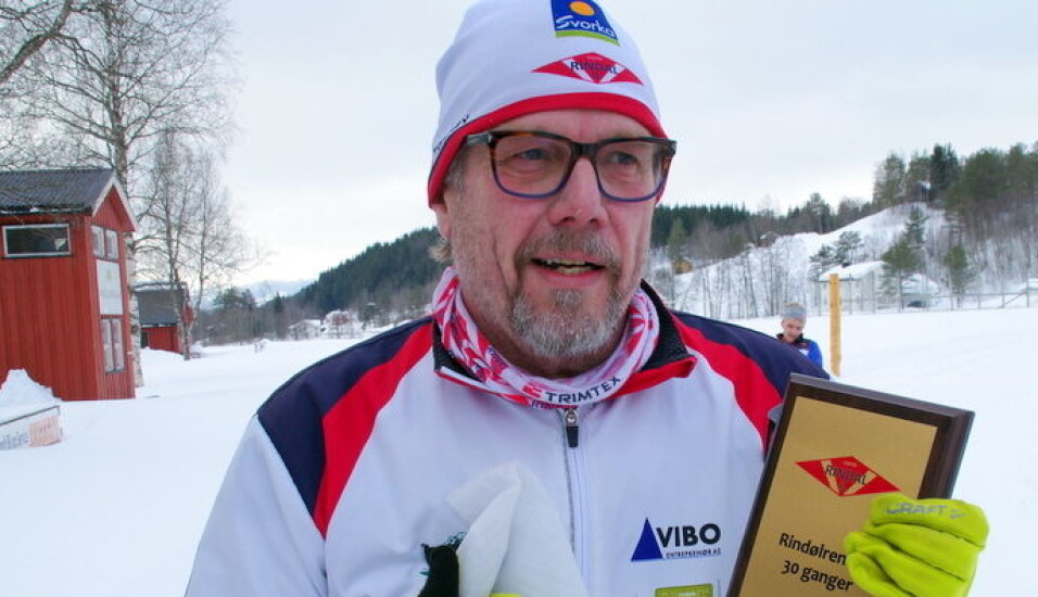 Oddbjørn med plakett etter å ha gått Rindølrennet 30 ganger.