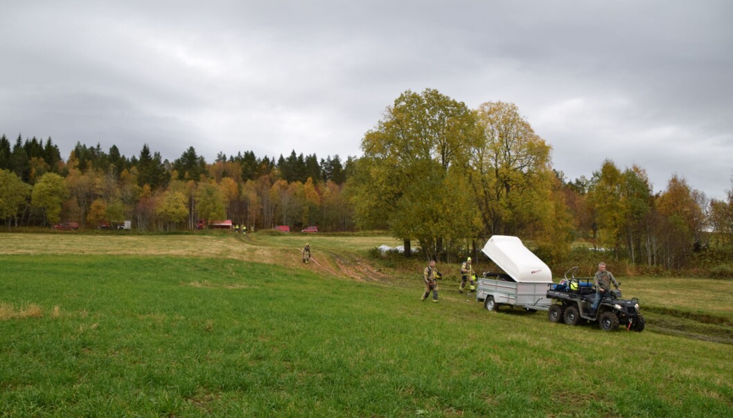 Brannvesenet fikk hjelp av Torgrim Furuhaug til å kjøre ut brannslangen, som måtte være ekstra lang. Brannvesenet fikk hjelp av Torgrim Furuhaug til å kjøre ut brannslangen, som måtte være ekstra lang.