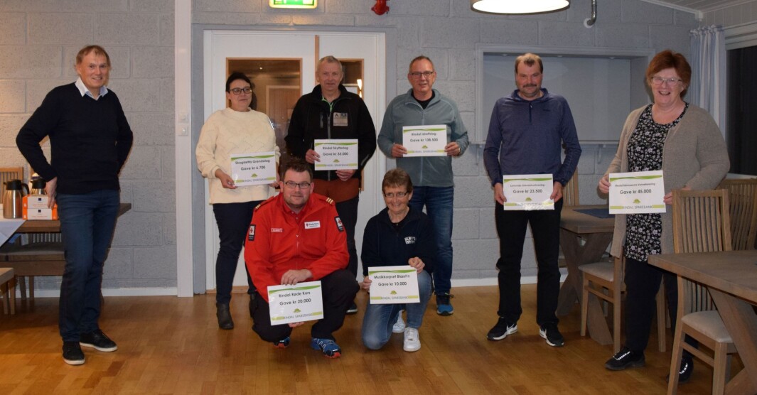 Gavene fra Rindal Sparebank ble satt stor pris på. F.v. banksjef Magne Bjørnstad, Bodil Arnestad (Skogsletta grendalag), Richard Halgunset (Rindal Røde Kors), Oddbjørn Bolme (Rindal Skytterlag), Helen Nergård Tørset (Blæst'n), Jim Børset (Rindal IL), Ingmund Halgunset (Lomunda grendahus) og Ann Elin Hess Brønstad (Rindal skimuseums venneforening). Gavene fra Rindal Sparebank ble satt stor pris på. F.v. banksjef Magne Bjørnstad, Bodil Arnestad (Skogsletta grendalag), Richard Halgunset (Rindal Røde Kors), Oddbjørn Bolme (Rindal Skytterlag), Helen Nergård Tørset (Blæst'n), Jim Børset (Rindal IL), Ingmund Halgunset (Lomunda grendahus) og Ann Elin Hess Brønstad (Rindal skimuseums venneforening).