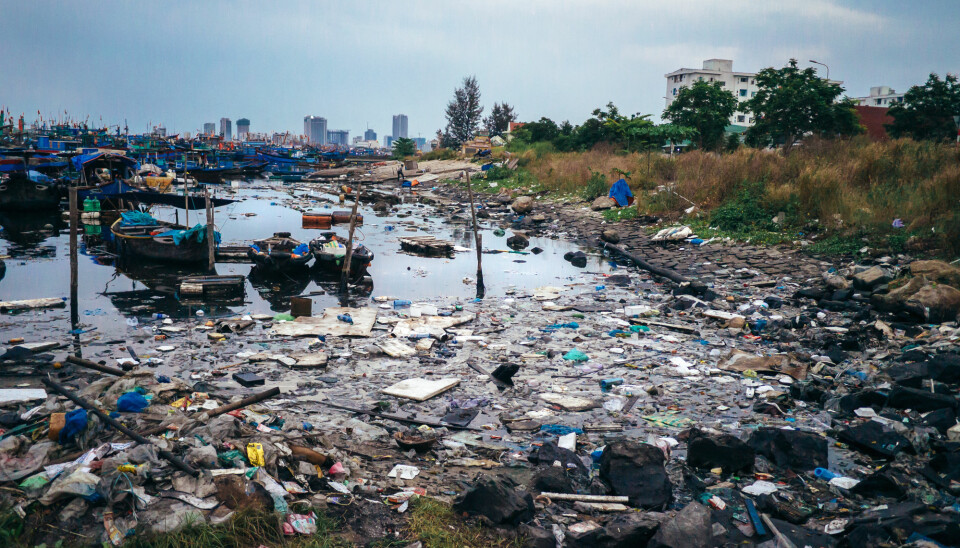 Illustrasjon: Store mengder forurensing og søppel omkranser fiskebåtene.