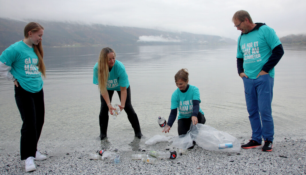 Una Langeland Gravvold (f.v.) frå Surnadal Ungdomsråd, Anne Lise With Wullum frå Surnadal kommune, ordførar Margrethe Svinvik og styreleiar Vidar Ulvestad i Surnadal Idrettslag oppfordrar folk til å delta aktivt i TV-aksjonen 2020. - Plastflaskene er med som illustrasjon, for å symbolisere at vi, som forbrukarar, og spelar ei viktig rolle i kampen mot plast, seier With Wullum. Una Langeland Gravvold (f.v.) frå Surnadal Ungdomsråd, Anne Lise With Wullum frå Surnadal kommune, ordførar Margrethe Svinvik og styreleiar Vidar Ulvestad i Surnadal Idrettslag oppfordrar folk til å delta aktivt i TV-aksjonen 2020. - Plastflaskene er med som illustrasjon, for å symbolisere at vi, som forbrukarar, og spelar ei viktig rolle i kampen mot plast, seier With Wullum.
