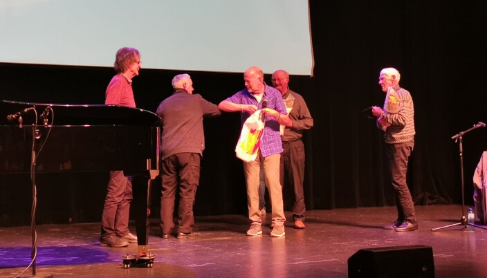 Øyvind Holde får blomster av Rolf Arne Berg, og takkar på ekte "koronavis" Øyvind Holde får blomster av Rolf Arne Berg, og takkar på ekte "koronavis"