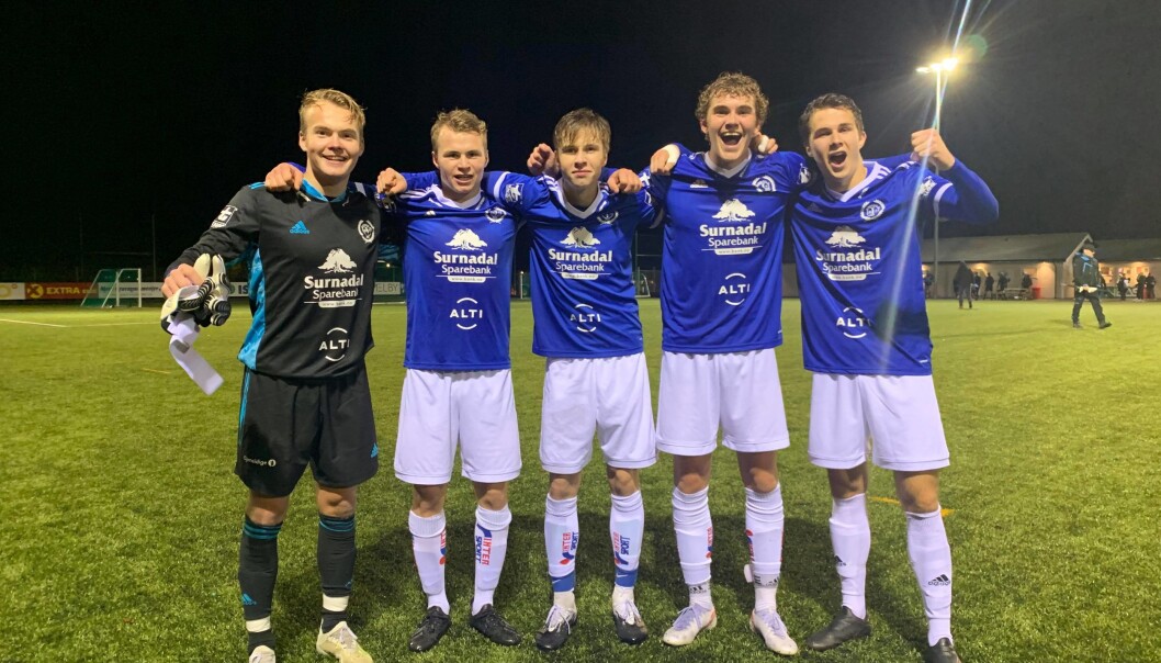 Torstein Snekvik (f.v.) redda straffespark medan Vegard Gjul, Lasse Vaseng Hansen, Vegard Dønnem og Sindre Fiske teikna seg på scoringslista mot Eide. Torstein Snekvik (f.v.) redda straffespark medan Vegard Gjul, Lasse Vaseng Hansen, Vegard Dønnem og Sindre Fiske teikna seg på scoringslista mot Eide.