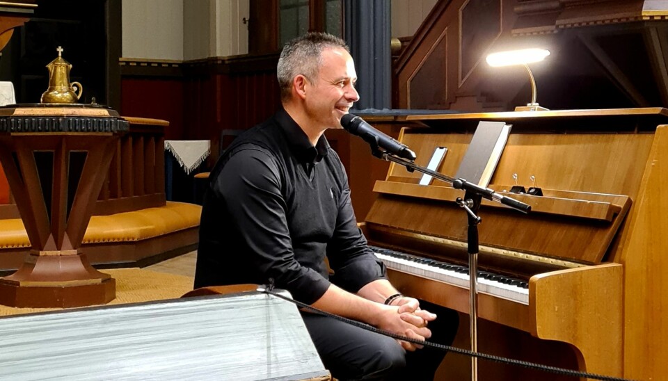 Bjørn Vevang likar seg framleis ved pianoet