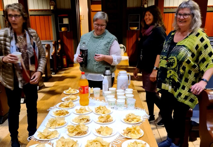 Etter songstunda serverte soknerådet snacks, kaffe, brus (solo - sjølvsagt på ein songkveld), potetgull og peanøtter. Etter songstunda serverte soknerådet snacks, kaffe, brus (solo - sjølvsagt på ein songkveld), potetgull og peanøtter.