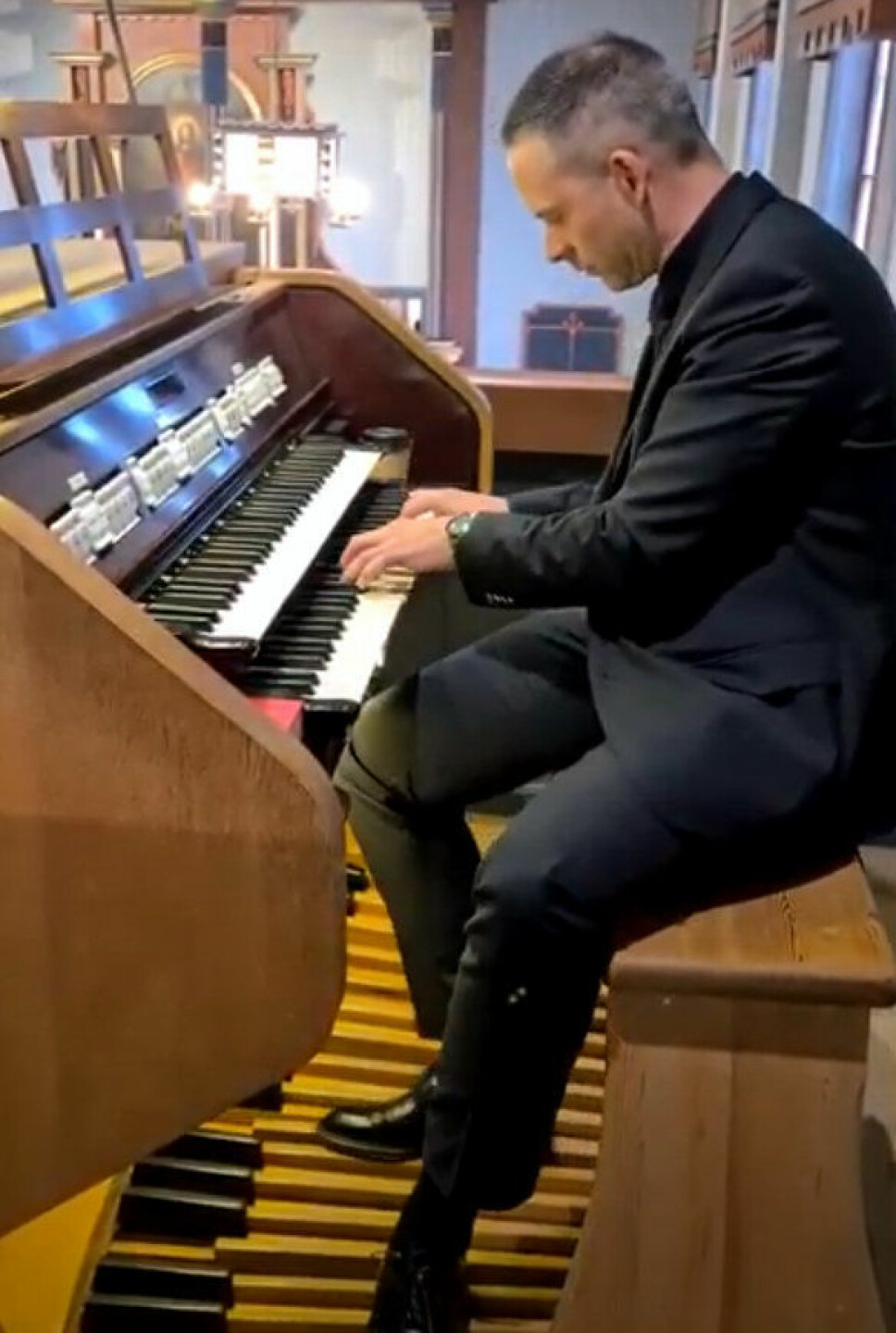 Bjørn Vevang ved orgelet i Rindal kirke