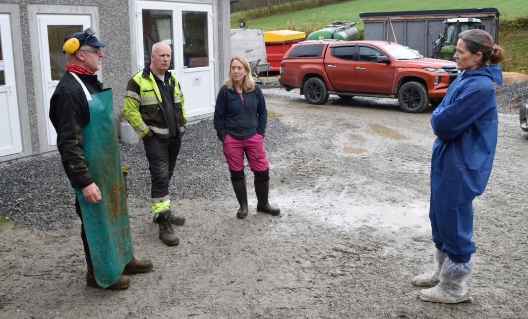 God klauvhelse er viktig, det er klauvskjærer Trond Løfaldli, gardbrukerne Inge Christensen og Kristin Ingdal og forsker Marianne Gilhuus enige om. God klauvhelse er viktig, det er klauvskjærer Trond Løfaldli, gardbrukerne Inge Christensen og Kristin Ingdal og forsker Marianne Gilhuus enige om.