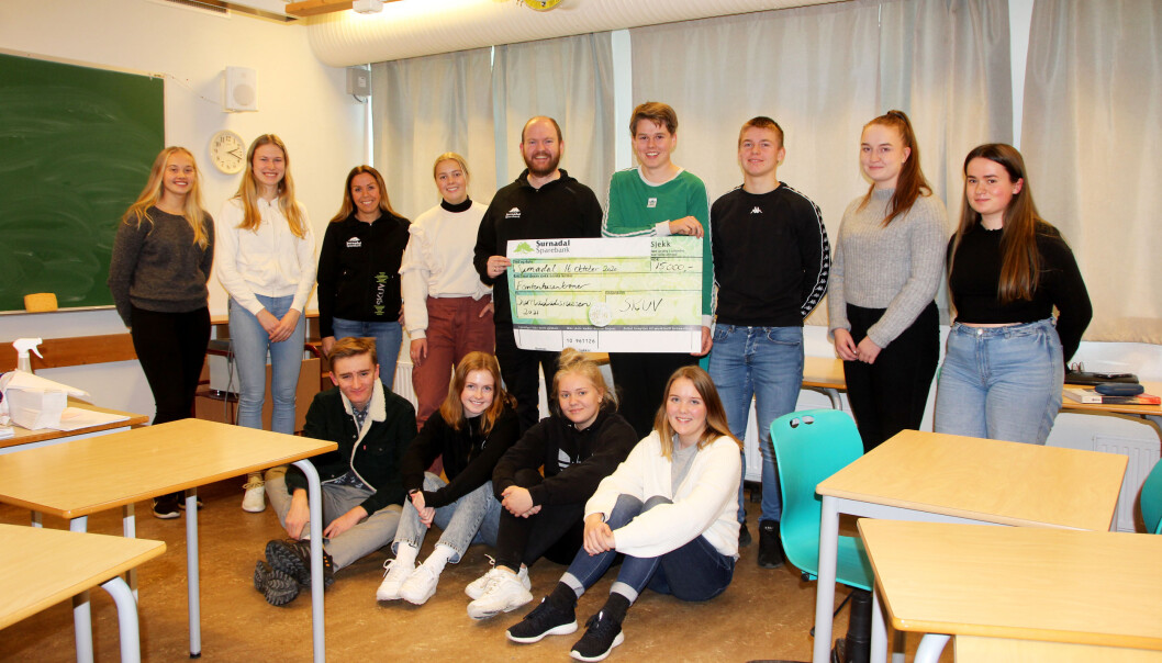 SKUV delte fredag ut en gave på 15 000 kroner til Surnadalsrussen 2021. SKUV delte fredag ut en gave på 15 000 kroner til Surnadalsrussen 2021.