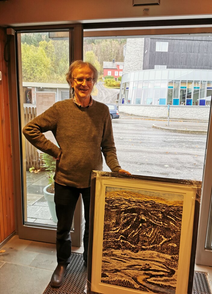 Henning Sommerro mottok bilde av Surnadal kommune Henning Sommerro mottok bilde av Surnadal kommune