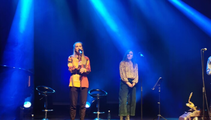 E slåttatæja. Sara Fellman og Julie Støp Husby E slåttatæja. Sara Fellman og Julie Støp Husby