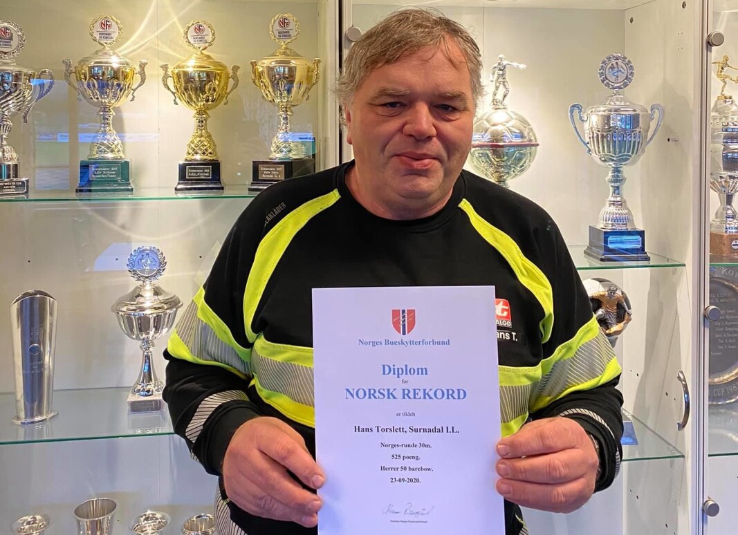 Hans Torslett med det synlege beviset på at han er noregsrekordhaldar. Hans Torslett med det synlege beviset på at han er noregsrekordhaldar.