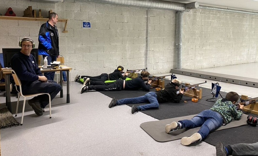 Standplassleder Axel og medhjelper Hans Christian Hårstad som har orden på skuddene. Hver skytter skal nå sende av gårde 35 skudd, forhåpentlig med maks uttelling. Standplassleder Axel og medhjelper Hans Christian Hårstad som har orden på skuddene. Hver skytter skal nå sende av gårde 35 skudd, forhåpentlig med maks uttelling.