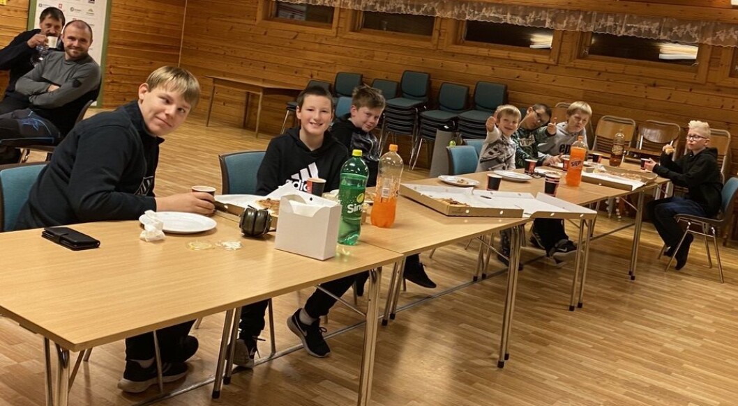 Etter skytingen den siste kvelden var det servering av pizza og brus i toppetasjen på Angråmyra. Etter skytingen den siste kvelden var det servering av pizza og brus i toppetasjen på Angråmyra.