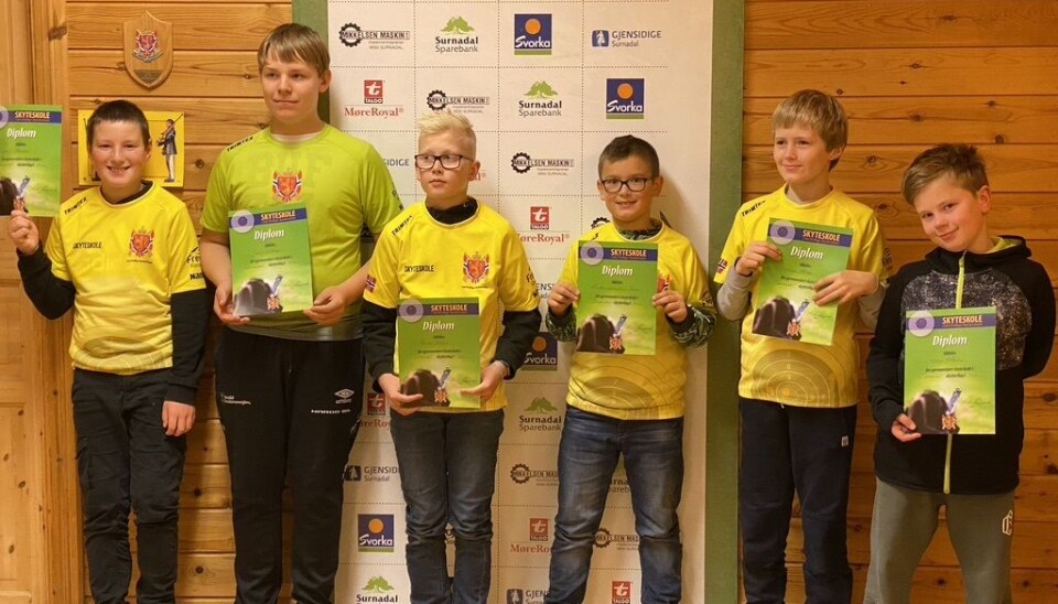 Helt til slutt ble det utdeling av diplom, deltakert-skjorter og ikke minst skyttermedalje for vel gjennomført skyteskole. Fra venstre: Steinar Stenberg, Joel Sveberg, Markus Bolme, Anders Kvernberg Bævre, Ådne Måøy og Brage Våbenø.