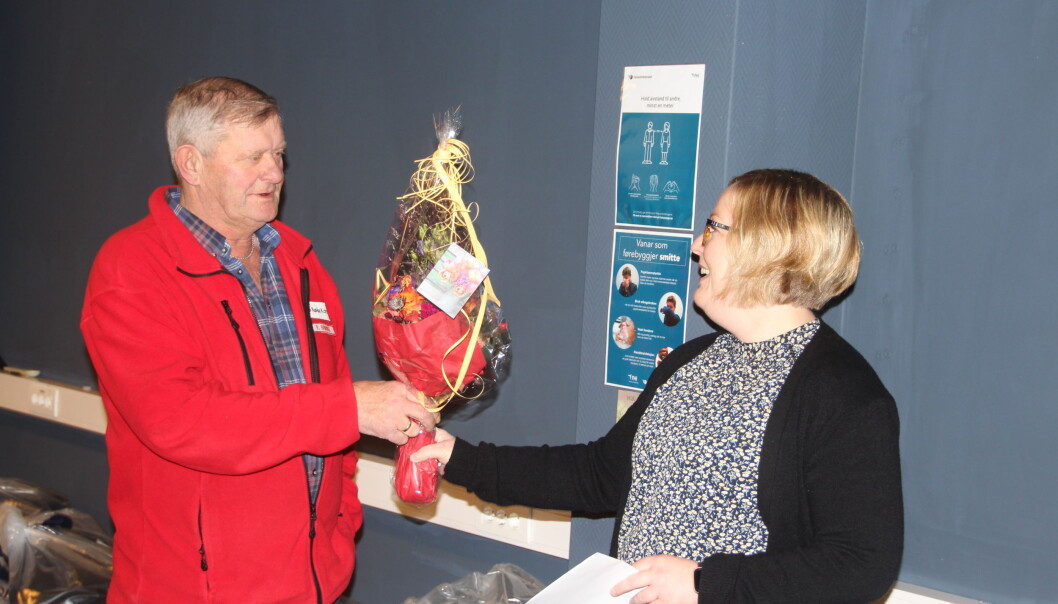 Reidar Brøske deler ut blomster til Hilde Staveli Solli i forbindelse med gjenåpning av frivilligsentral og ungdomsklubb. Reidar Brøske deler ut blomster til Hilde Staveli Solli i forbindelse med gjenåpning av frivilligsentral og ungdomsklubb.