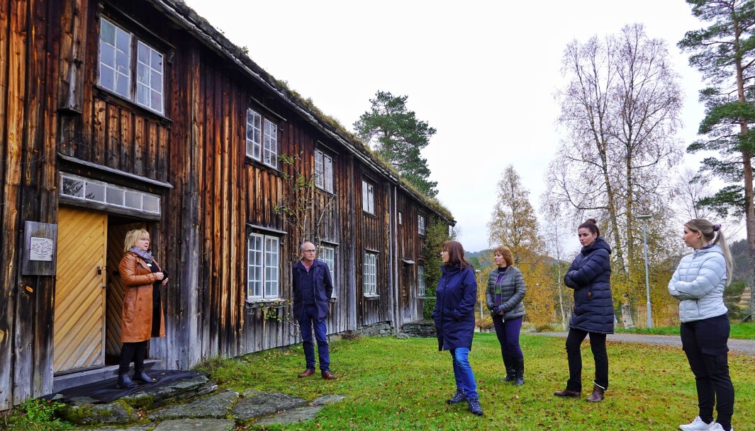 På Rindal Skimuseum. Kari Elin Løfald, Sivert Dombu, Marit Landsem, Grete Elshaug, Kjersti Greger og Annika Honggard. På Rindal Skimuseum. Kari Elin Løfald, Sivert Dombu, Marit Landsem, Grete Elshaug, Kjersti Greger og Annika Honggard.