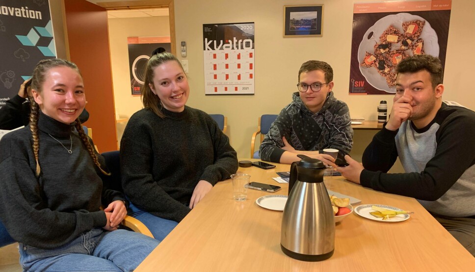 Linnea Listrøm (f.v.), Frida Hansen, Marius Rossi og Raja Yagohb var fornøyde med besøket hos Innveno onsdag.