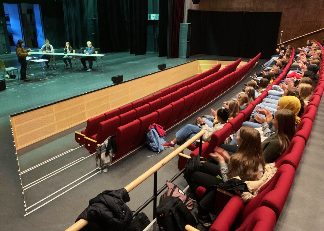 Heile 10. klasse ved Surnadal ungdomsskule var samla i Storstuå for å heie fram klassekameratane. Heile 10. klasse ved Surnadal ungdomsskule var samla i Storstuå for å heie fram klassekameratane.