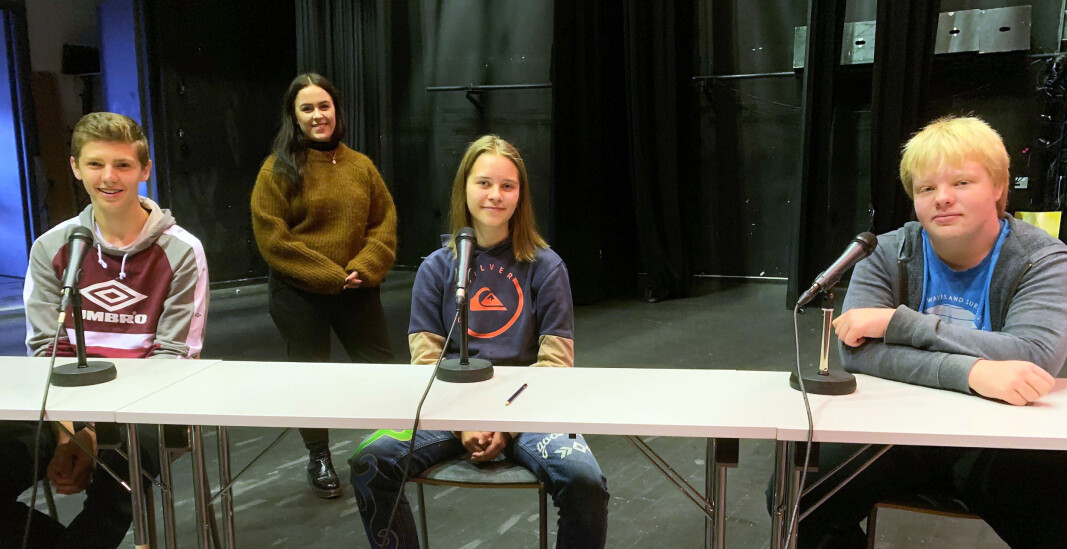 Martin Kvande-Talgø, Jannicke Valstad Stenberg og Arne Berg klare for quiz, med avstand i henhald til smittevernreglane. Programleiar Solveig Nyhus Aksnes bak. Martin Kvande-Talgø, Jannicke Valstad Stenberg og Arne Berg klare for quiz, med avstand i henhald til smittevernreglane. Programleiar Solveig Nyhus Aksnes bak.
