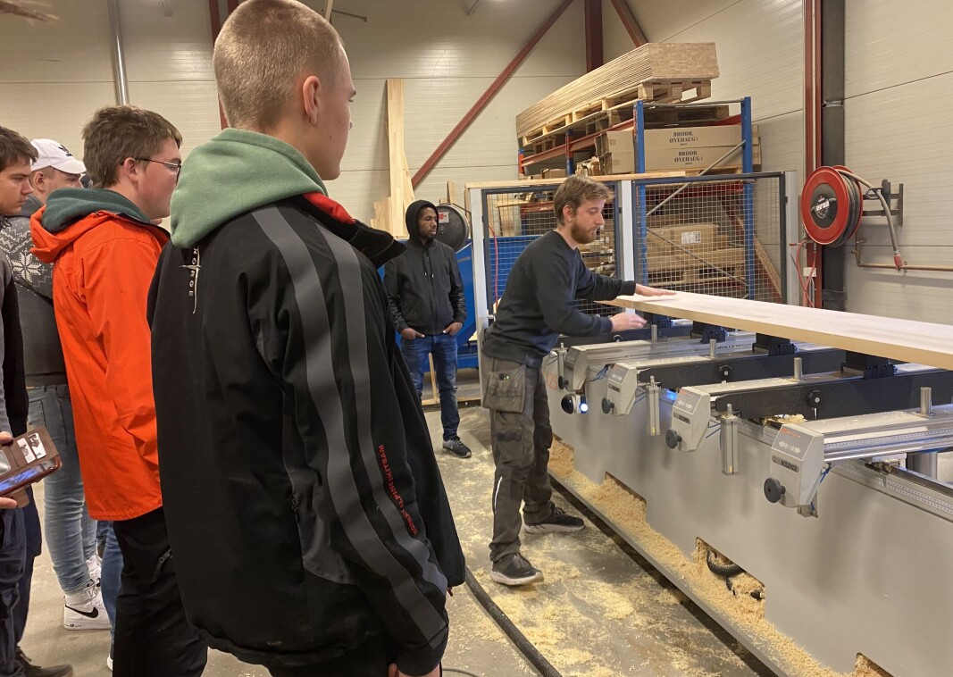 Roger Gjengedal hos Bergmoen Snekkerverksted viser elever på vg1 teknologi-og industrifag ved Surnadal vidaregåande skole hvordan bedriften bruker tegneprogram og CNC-fres i produksjon av trapper. Roger Gjengedal hos Bergmoen Snekkerverksted viser elever på vg1 teknologi-og industrifag ved Surnadal vidaregåande skole hvordan bedriften bruker tegneprogram og CNC-fres i produksjon av trapper.