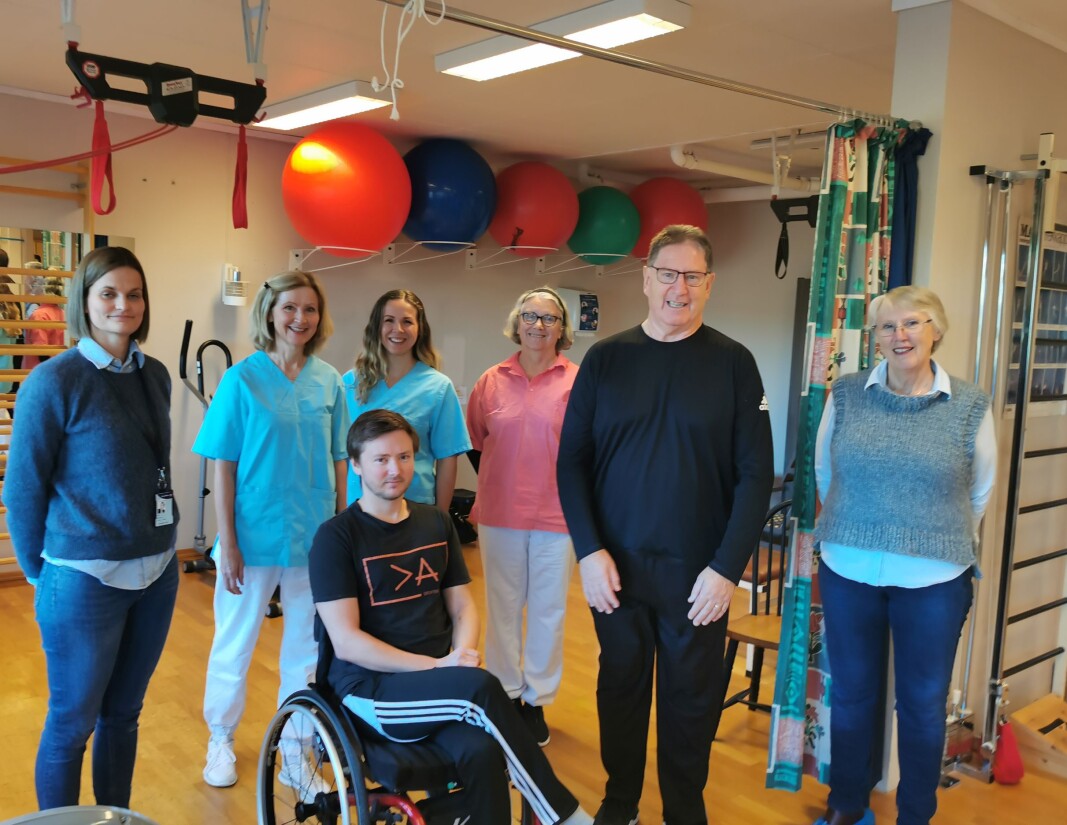 Foran: Daniel Fiske og Kjell Eidsli og leder i Surnadal Sanitetsforening Britt may Hollås. Bak fra venstre: Berit Skralthaug fra Sparebank1 SMN, og fysioterapeutene Marit Nordvik Betten, Maren Skuggevik og Oddveig Resell. Foran: Daniel Fiske og Kjell Eidsli og leder i Surnadal Sanitetsforening Britt may Hollås. Bak fra venstre: Berit Skralthaug fra Sparebank1 SMN, og fysioterapeutene Marit Nordvik Betten, Maren Skuggevik og Oddveig Resell.