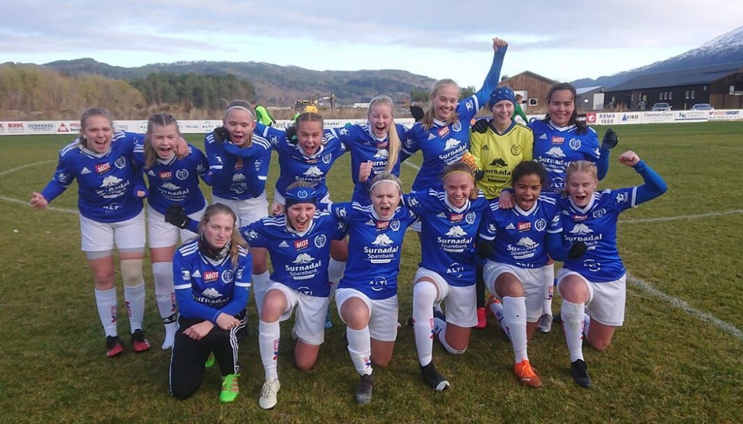 Surnadal/Søya/Todalen J19 jubler over seier i årets siste kamp Surnadal/Søya/Todalen J19 jubler over seier i årets siste kamp