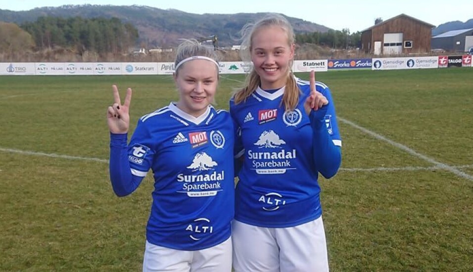 Målscorerne Thea Holten og Else Vaseng Kvammen.