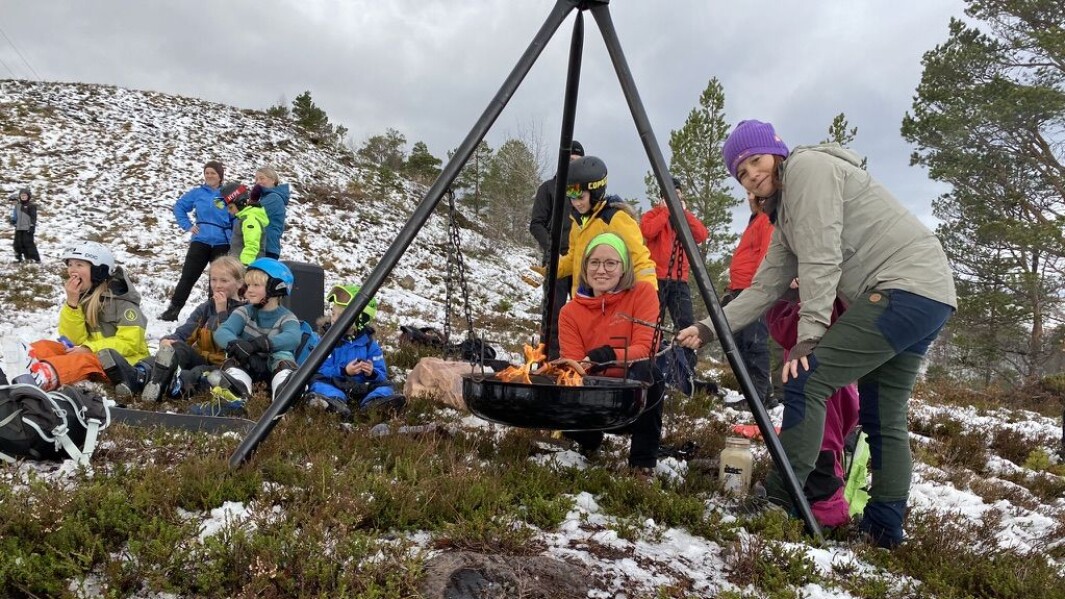 Søstrene Kårvatn passer bålpanna med alskens godsaker Søstrene Kårvatn passer bålpanna med alskens godsaker