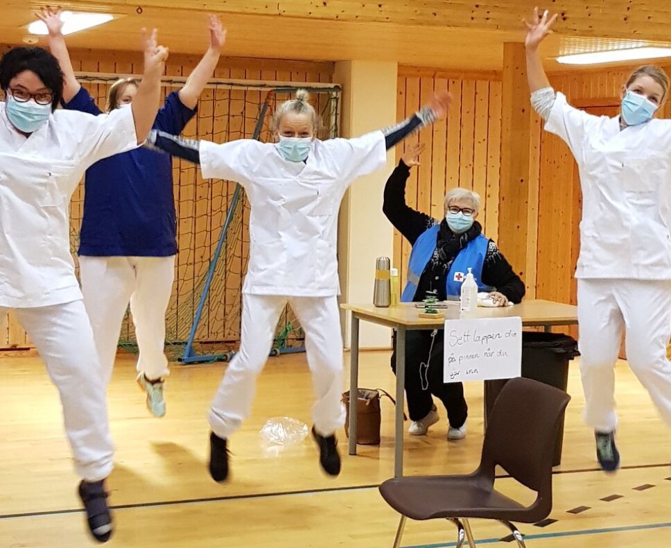 God stemning under influensavaksinering i Surnadal idrettshall tysdag.