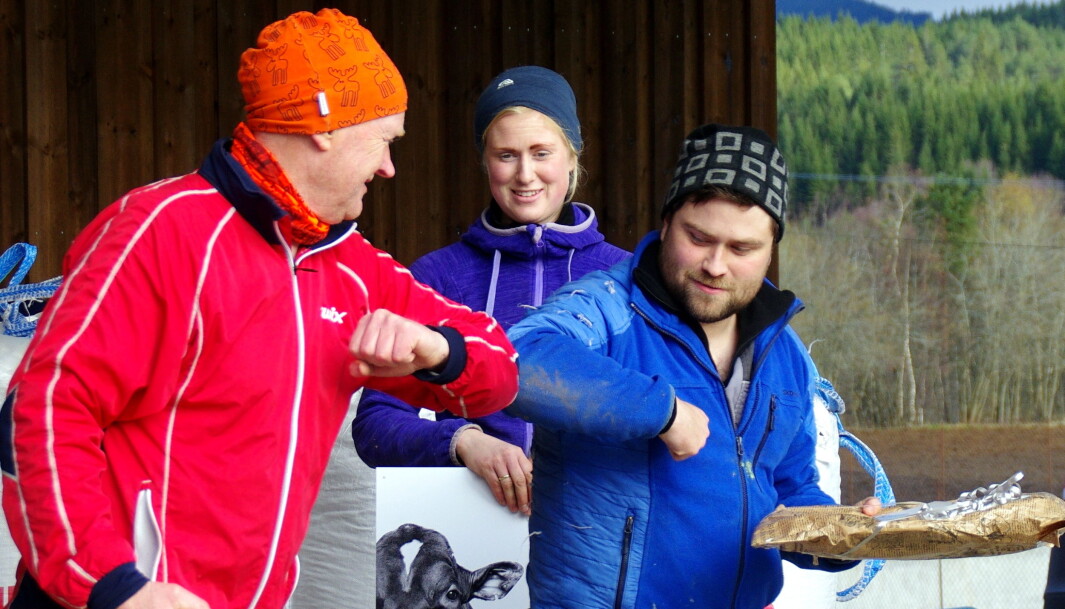 Landbrukssjefen i Rindal, Bjarne Lund, var også tilstades og overrakte vertskapet ein fin gave frå Rindal kommune. Landbrukssjefen i Rindal, Bjarne Lund, var også tilstades og overrakte vertskapet ein fin gave frå Rindal kommune.